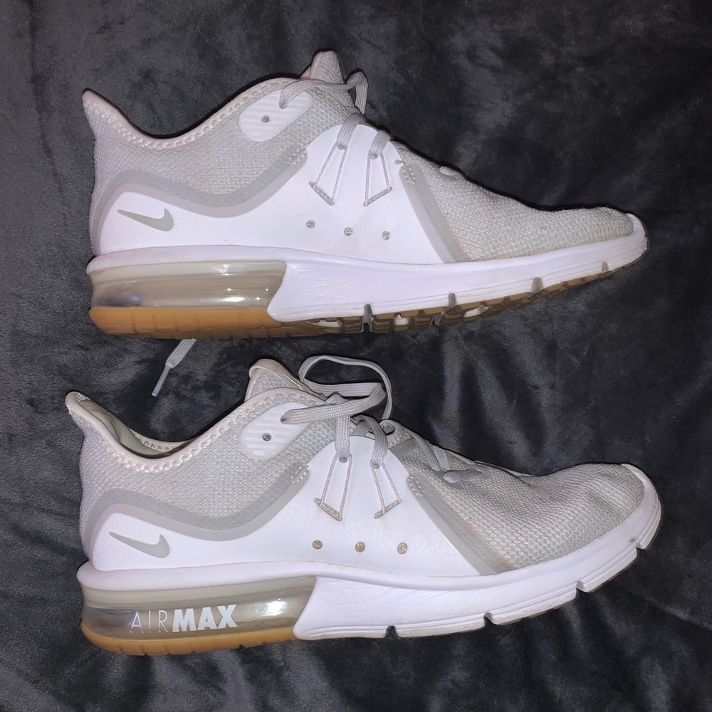 NIKE AIR MAX! Women’s size 8.5. Grey and White!